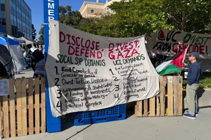 Una protesta pro-palestina en la Universidad de California-Irvine, en Irvine, California, el 29 de abril de 2024. (Rudy Blalock/The Epoch Times)