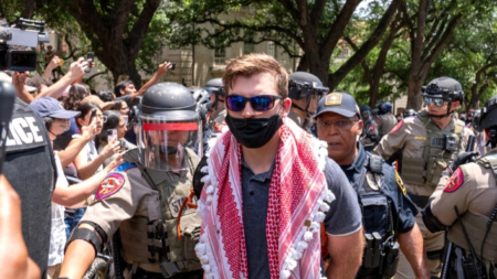 45 de 79 manifestantes detenidos no tenían relación con la universidad de Texas, dicen dirigentes