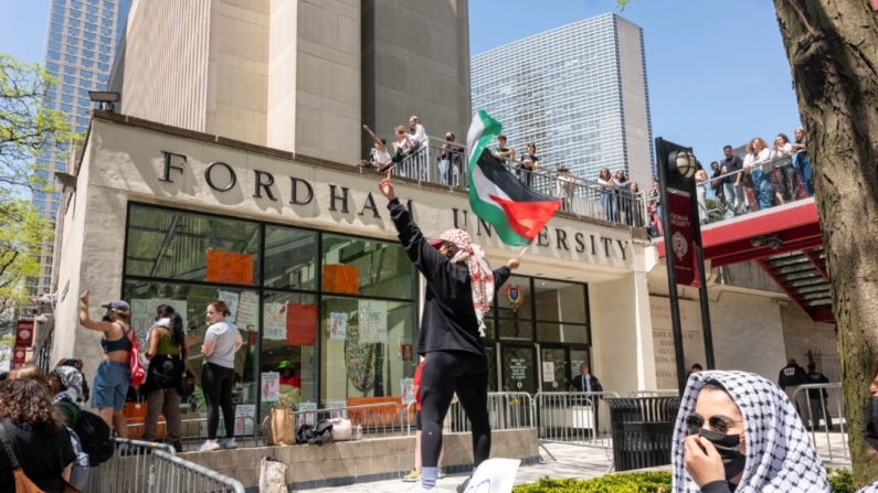 Manifestantes propalestinos se reúnen frente al campus del Lincoln Center de Fordham después de que un grupo creara un campamento dentro del edificio en la ciudad de Nueva York el 1 de mayo de 2024. (Spencer Platt/Getty Images)