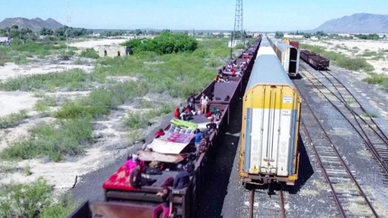 Inmigrantes viajan en un tren de carga que atraviesa el noreste de México el 21 de septiembre de 2023. (Reuters/Screenshot vía NTD)