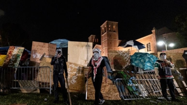 Estudiantes de la UCLA expresan temor tras enfrentamientos entre manifestantes