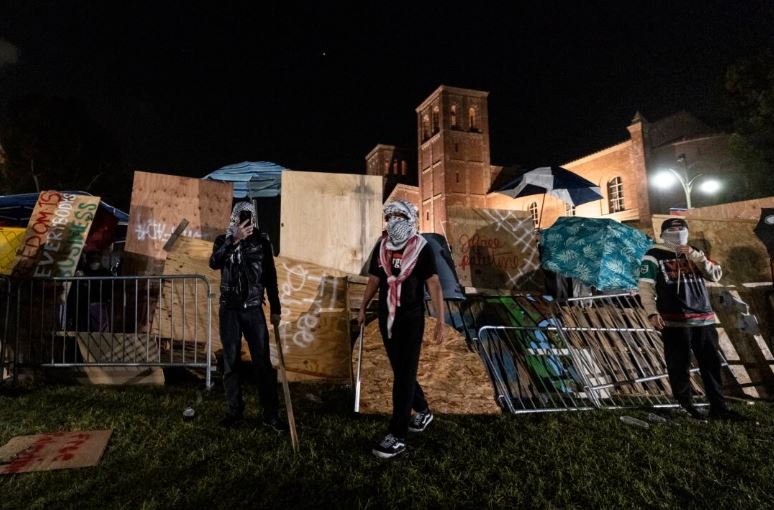 Estudiantes de la UCLA expresan temor tras enfrentamientos entre manifestantes