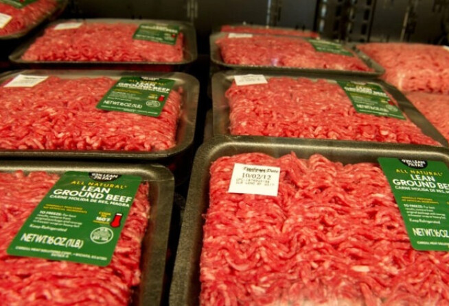 Carne picada magra a la venta en un Walmart de California en una foto de archivo. (Robyn Beck/AFP/GettyImages)