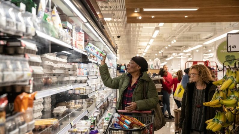 Un cliente recoge un producto lácteo en una tienda de Nueva York el 13 de marzo de 2020. (Jeenah Moon/Getty Images)
