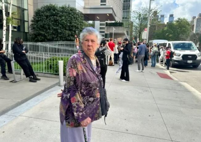 Madeline Levine, de 74 años, se topó con los manifestantes cuando salía del médico el 1 de mayo de 2024. (Juliette Fairley/The Epoch Times)