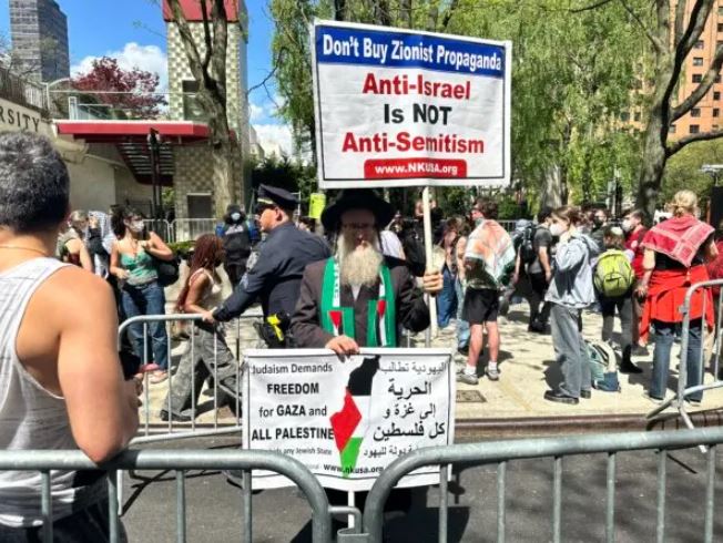 El rabino David Feldman asiste a la protesta propalestina en la Universidad de Fordham el 1 de mayo de 2024. (Juliette Fairley/The Epoch Times)