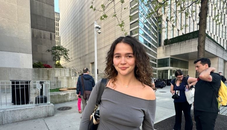 Cara Gilbert, estudiante de último curso de la Universidad de Fordham, observaba a los manifestantes propalestinos en el campus el 1 de mayo de 2024 (Juliette Fairley/The Epoch Times)