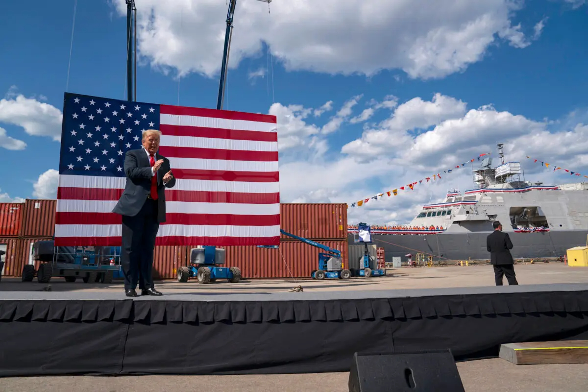 El presidente Donald Trump llega para hablar en Fincantieri Marinette Marine en Marinette, Wisconsin, el 25 de junio de 2020. (Evan Vucci/AP Photo)