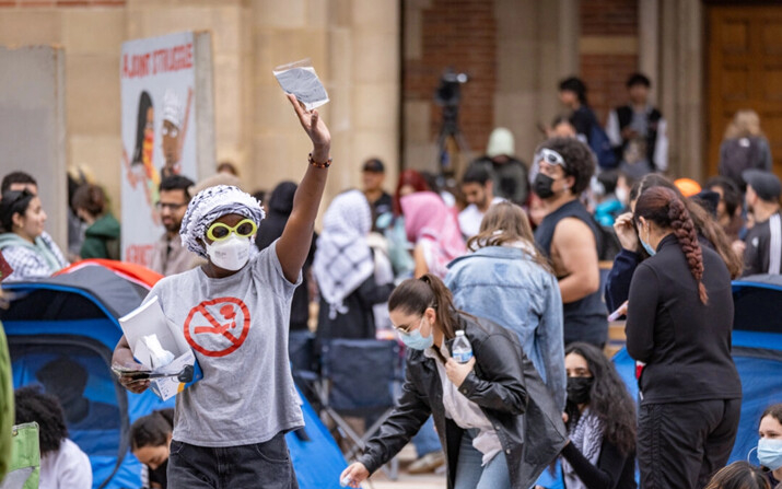 Estudiantes de UCLA protestan por el conflicto entre Israel y Hamás en el campus de UCLA, en Los Ángeles, California, el 25 de abril de 2024. (John Fredricks/The Epoch Times)