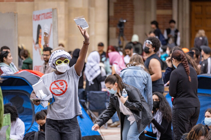 Policía de Los Ángeles desaloja campamento pro-Palestina en la UCLA