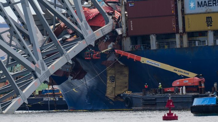 Trabajadores retiran los restos del puente Francis Scott Key derrumbado, el jueves 25 de abril de 2024, en Baltimore. (Foto AP/Matt Rourke)