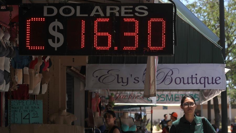 Fotografía de un tablero en una casa de cambios con la cifra del cambio de dólar, el 30 de abril de 2024, en Ciudad Juárez, en el estado de Chihuahua (México). EFE/Luis Torres