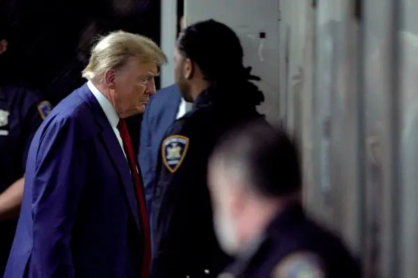 El expresidente Donald Trump regresa a la corte durante su juicio en la Corte Criminal de Manhattan en la ciudad de Nueva York, el 30 de abril de 2024. (Eduardo Muñoz/Getty Images)