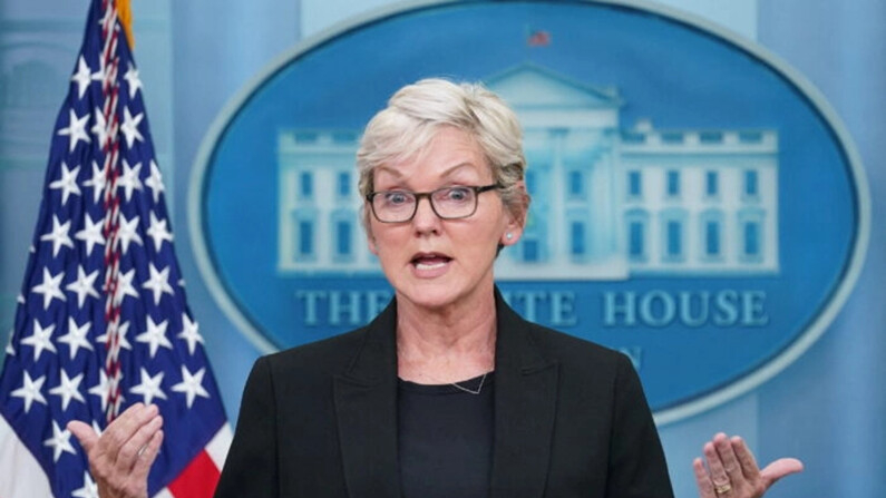 La secretaria de Energía, Jennifer Granholm, habla con los periodistas durante una rueda de prensa en la Casa Blanca, el 22 de junio de 2022. (Kevin Lamarque/Reuters)