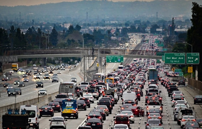 Tráfico en una autopista de Los Ángeles durante la hora pico de la tarde en Alhambra, California, el 12 de abril de 2023. (Frederic J. Brown/AFP vía Getty Images)