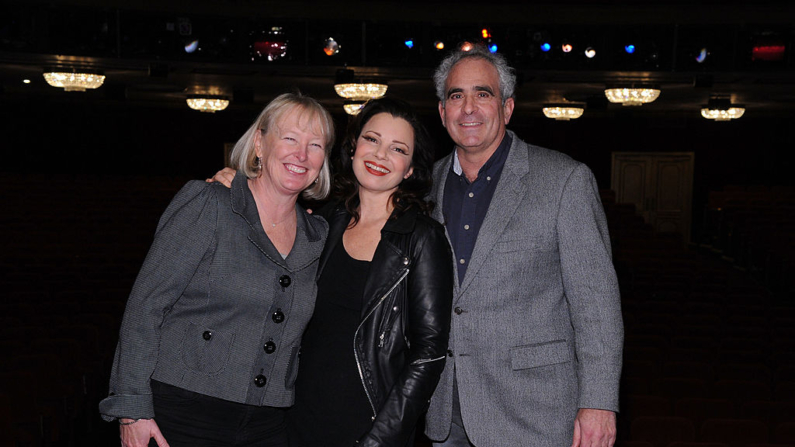 Los guionistas de "La niñera" se reúnen con Fran Drescher en el backstage de Cinderalla, el 10 de abril de 2014 en Nueva York. (Foto de Ilya S. Savenok/Getty Images por Under My Skin)
