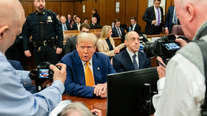 El expresidente Donald Trump comparece ante el tribunal durante su juicio por presunto encubrimiento de "pagos por silencio" en el Tribunal Penal de Manhattan el 2 de mayo de 2024 en Nueva York. (Jeenah Moon-Pool/Getty Images)
