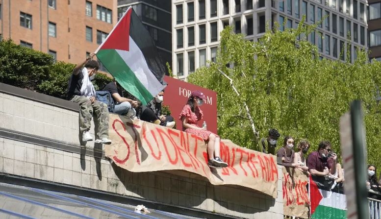 Manifestantes en la Universidad Fordham de Nueva York, 1 de mayo de 2024. (Enrico Trigoso/The Epoch Times)