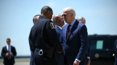 Biden visita a familias de agentes policiales asesinados en Carolina del Norte