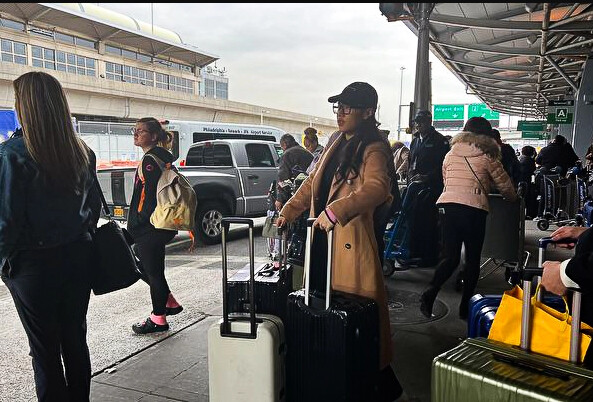 Una estudiante china llega al aeropuerto internacional John F. Kennedy de Nueva York el 11 de enero de 2023. (Lin Dan/The Epoch Times)
