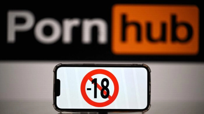 Una pantalla muestra un cartel de "prohibido a menores de 18 años" delante del logotipo de una web pornográfica en esta foto de archivo sin fecha. (Lionel Bonaventure/AFP vía Getty Images)