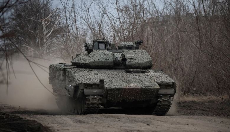 Un vehículo de combate de infantería ucraniano CV-90 es conducido, en medio del ataque de Rusia a Ucrania, cerca de la ciudad de primera línea de Chasiv Yar en la región de Donetsk, Ucrania, el 5 de marzo de 2024. (Oleksandr Ratushniak/Reuters)