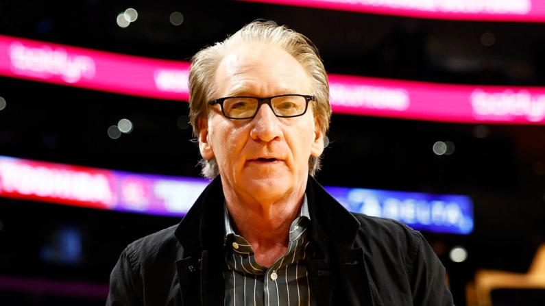 Bill Maher asiste a un partido entre los Houston Rockets y Los Angeles Lakers en el Crypto.com Arena de Los Ángeles, California, el 2 de diciembre de 2023. (Ronald Martinez/Getty Images)
