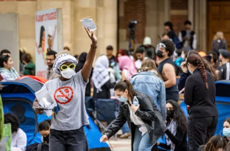 Estudiantes de la UCLA protestan contra el conflicto entre Israel y Hamás, en el campus de la UCLA en Los Ángeles el 25 de abril de 2024. (John Fredricks/The Epoch Times)