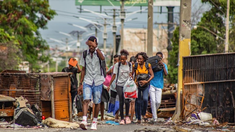 Personas huyen de sus hogares después de un ataque de bandas armadas en el sector de Delmas 22 este jueves 2 de mayo de 2024, en Puerto Príncipe (Haití). EFE/ Mentor David Lorens