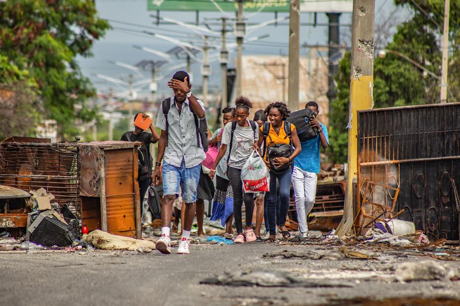 Familias enteras huyen de sus barrios en Puerto Príncipe tras ataques de las últimas horas