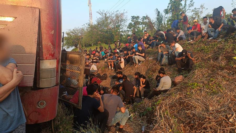 Fotografía cedida por el Instituto Nacional de Migración (INM), que muestra a migrantes abandonados en autobuses, en el municipio de Minatitlán, estado de Veracruz (México). EFE/Instituto Nacional de Migración de México