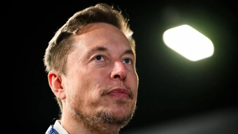 Elon Musk, CEO de SpaceX, Tesla y X (antes conocido como Twitter), reacciona durante la Cumbre de Seguridad sobre Inteligencia Artificial del Reino Unido en Bletchley Park, en el centro de Inglaterra, el 1 de noviembre de 2023. (Leon Neal/POOL/AFP vía Getty Images)