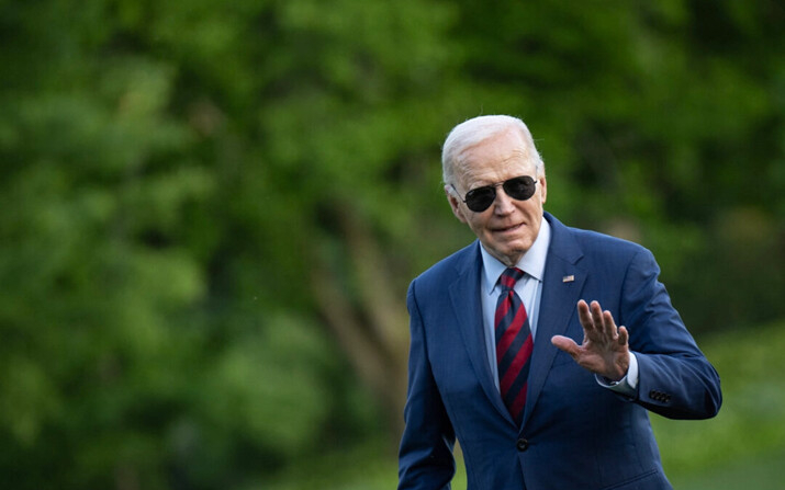 El presidente de Estados Unidos, Joe Biden, saluda mientras se dirige a la residencia de la Casa Blanca tras salir del Marine One, en el Jardín Sur de la Casa Blanca, en Washington, el 2 de mayo de 2024. (Drew Angerer/AFP)