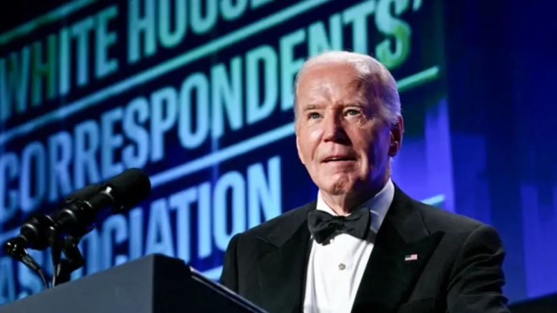 El presidente Joe Biden habla durante la cena de la Asociación de Corresponsales de la Casa Blanca (WHCA) en el Washington Hilton, el 27 de abril de 2024. (Brendan Smialowski/AFP vía Getty Images)
