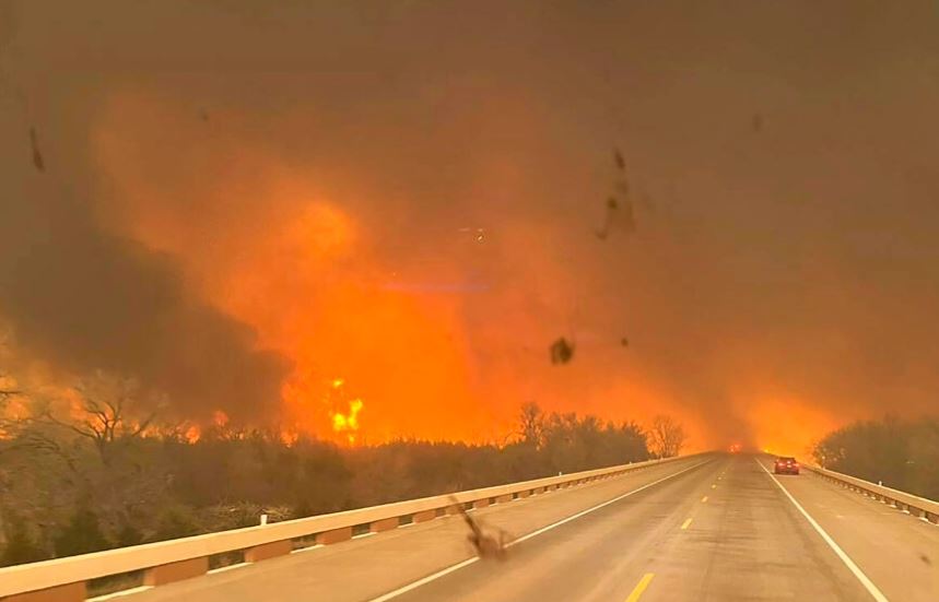 Revelan causa del mayor incendio forestal de la historia de Texas en investigación de la Cámara