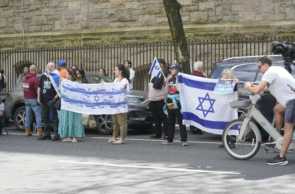 Manifestantes pro-Israel en la Universidad de Fordham en Nueva York, 1 de mayo de 2024. (Enrico Trigoso/The Epoch Times)