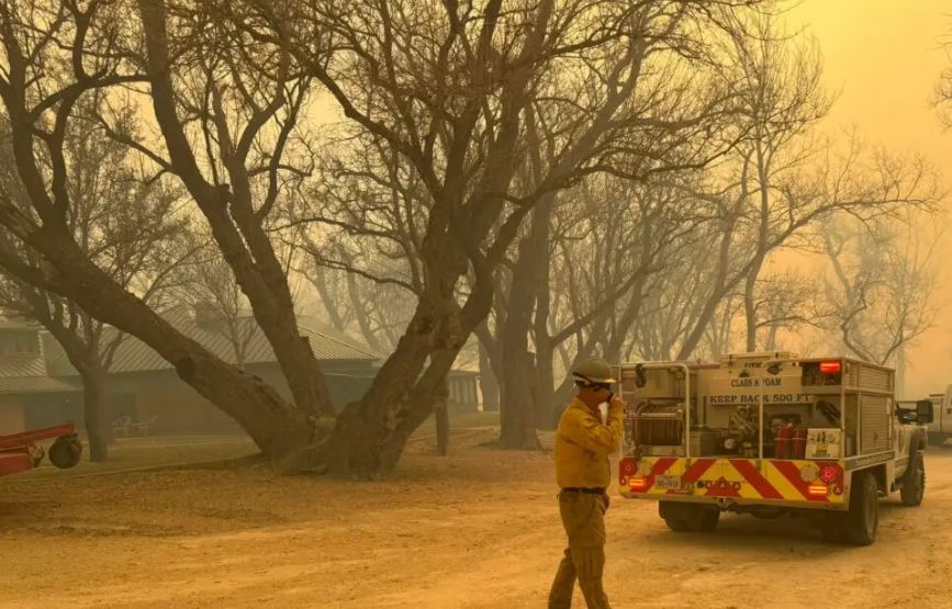 Los bomberos de Flower Mound responden a un incendio en el Panhandle de Texas el 27 de febrero de 2024. (Departamento de Bomberos de Flower Mound vía AP)