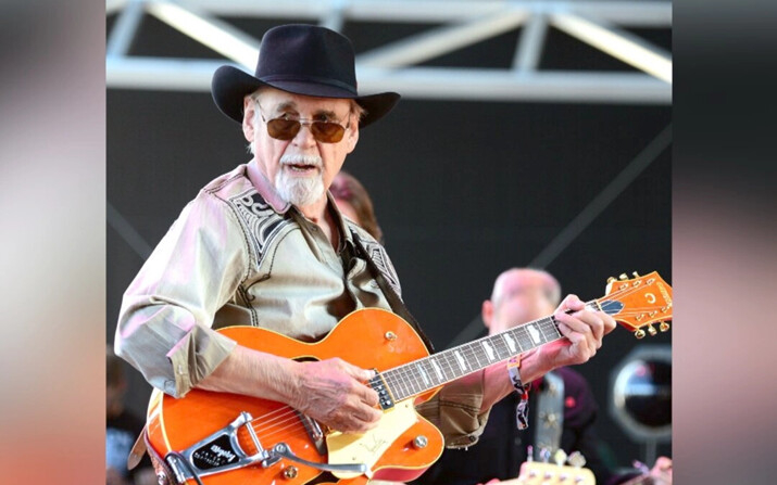 El músico Duane Eddy actúa en el escenario en Indio, California, el 27 de abril de 2014. (Frazer Harrison/Getty Images para Stagecoach)