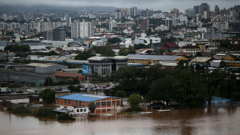 Vista aérea del nivel del agua del lago Guaiba, que alcanza las calles cercanas, en Porto Alegre, estado de Rio Grande do Sul, Brasil, el 3 de mayo de 2024. (Anselmo Cunha/AFP vía Getty Images)