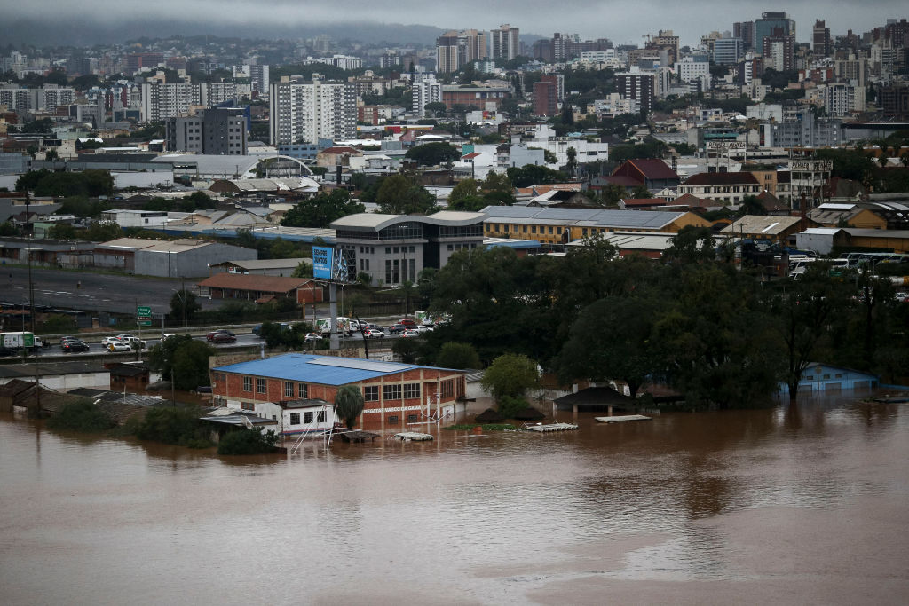 Inundaciones en sur de Brasil alcanzan el centro de la ciudad de Porto Alegre
