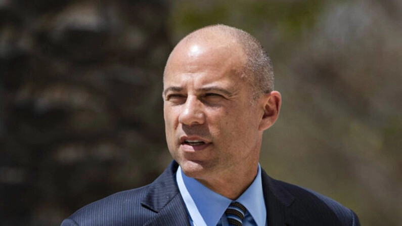 El abogado Michael Avenatti llega al tribunal federal en Santa Ana, California, el 1 de abril de 2019. (Jae C. Hong/AP)