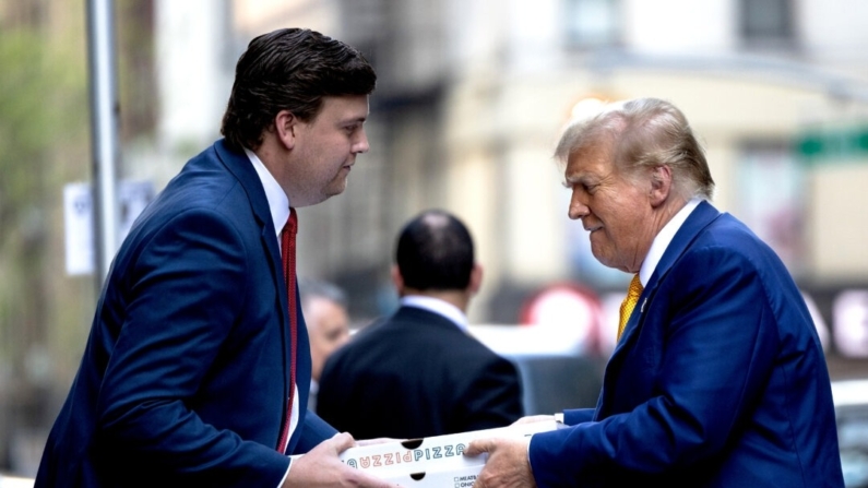 El expresidente Donald Trump recibe cajas mientras entrega pizza en la estación de bomberos del Batallón 8, FDNY Engine Co. 8, Ladder Co. 2, en Midtown Manhattan, Nueva York, el 2 de mayo de 2024. (Michael M. Santiago/Getty Images)