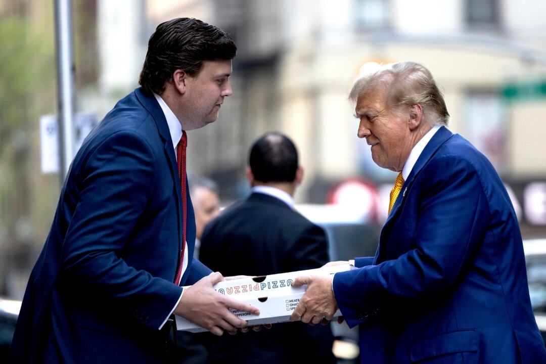 Trump entrega pizzas a bomberos de NYC después de un día en la corte