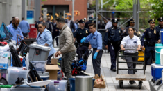 Policía de Nueva York desaloja campamentos propalestinos en NYU y New School