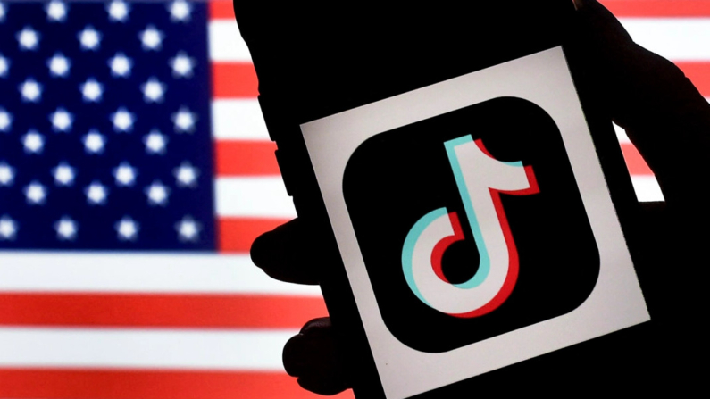El logotipo de la aplicación de medios sociales TikTok se muestra en la pantalla de un iPhone sobre un fondo de bandera estadounidense en Arlington, Virginia, el 3 de agosto de 2020. (Olivier Douliery/AFP vía Getty Images)
