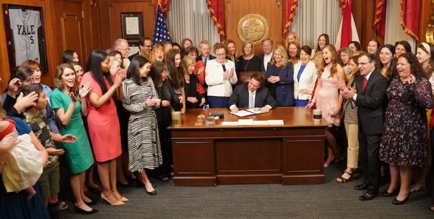 El gobernador de Florida, Ron DeSantis, firma la recién aprobada Ley de Protección de los Latidos del Corazón de Florida el 13 de abril de 2023. (Cortesía de la Oficina del Gobernador de Florida)