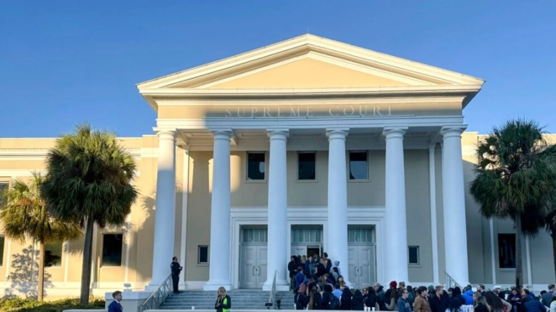 La gente se reúne fuera de la Corte Suprema de Florida, donde los jueces escucharán los argumentos sobre una propuesta de votación sobre el aborto el miércoles 7 de febrero de 2024 en Tallahassee, Florida. Se espera que el fiscal general de Florida pida a la Corte Suprema del estado que mantenga una medida sobre el derecho al aborto fuera de la votación de noviembre, diciendo que engaña a los votantes y podría ser utilizada para ampliar el derecho al aborto en el futuro. (AP Photo/Brendan Farrington)