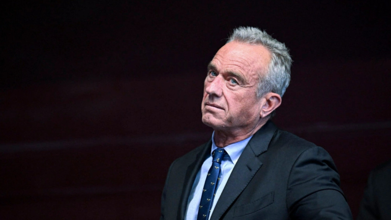 El candidato presidencial independiente Robert F. Kennedy Jr. observa a su compañera de fórmula Nicole Shanahan hablar durante un acto de campaña en el Centro de Eventos Henry J. Kaiser en Oakland, California, el 26 de marzo de 2024. (Josh Edelson/AFP vía Getty Images)
