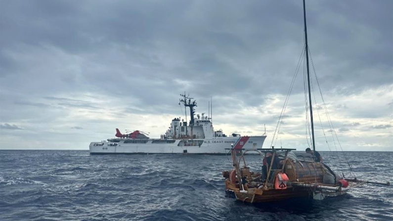 Fotografía cedida por la Guardia Costera de Estados Unidos donde aparece la tripulación del USCGC Active (WMEC 618) mientras rescata a un marinero solitario varado en un barco averiado el 13 de abril en el Océano Pacífico Oriental cerca de las Islas Galápagos. EFE/Guardia Costera EE.UU.