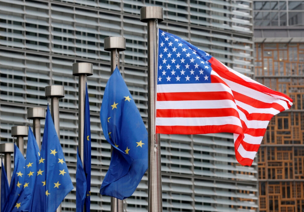 Banderas de Estados Unidos y de la Unión Europea aparecen durante la visita del vicepresidente Mike Pence a la sede de la Comisión Europea en Bruselas, Bélgica, el 20 de febrero de 2017. (Francois Lenoir/Reuters)
